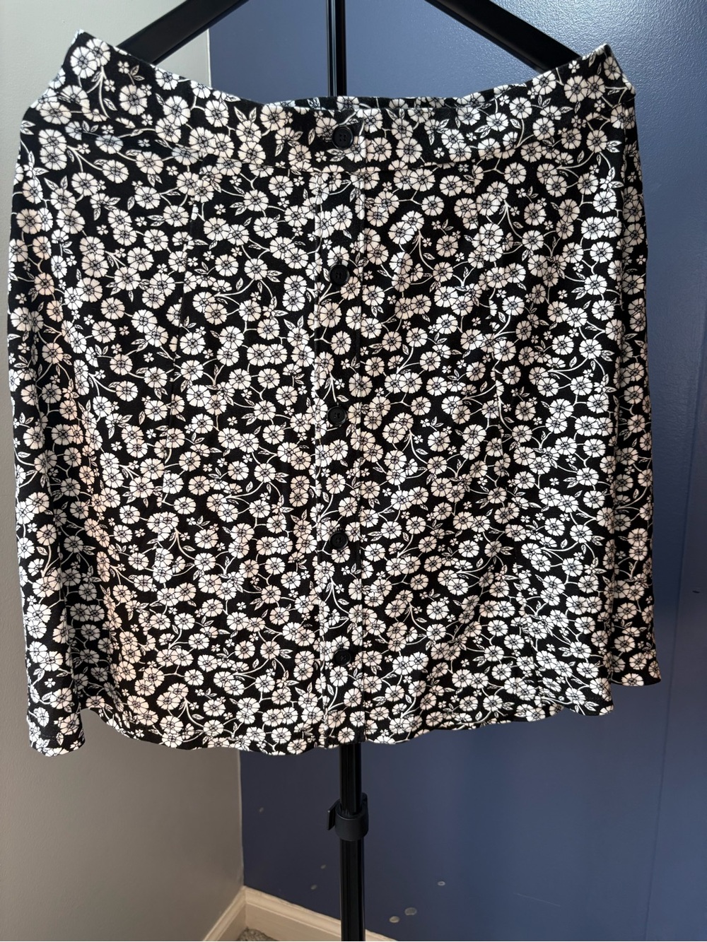 LOFT Black and White Floral Button-Front A-Line Skirt
